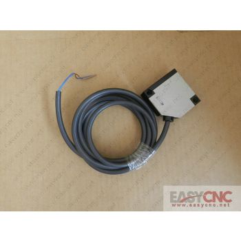 E3JK-5L Omron built-in power supply photoelectric sensor new