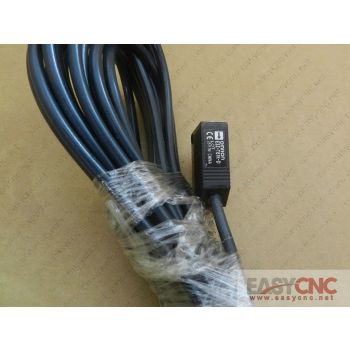 E3Z-T61K-D Omron compact photoelectric sensor with built-in amplifier new